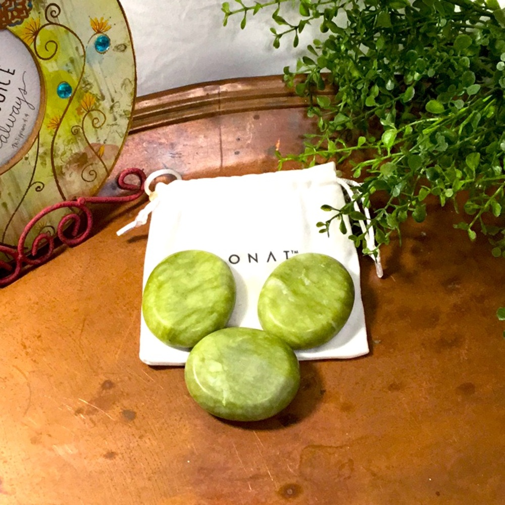 Monat stones.